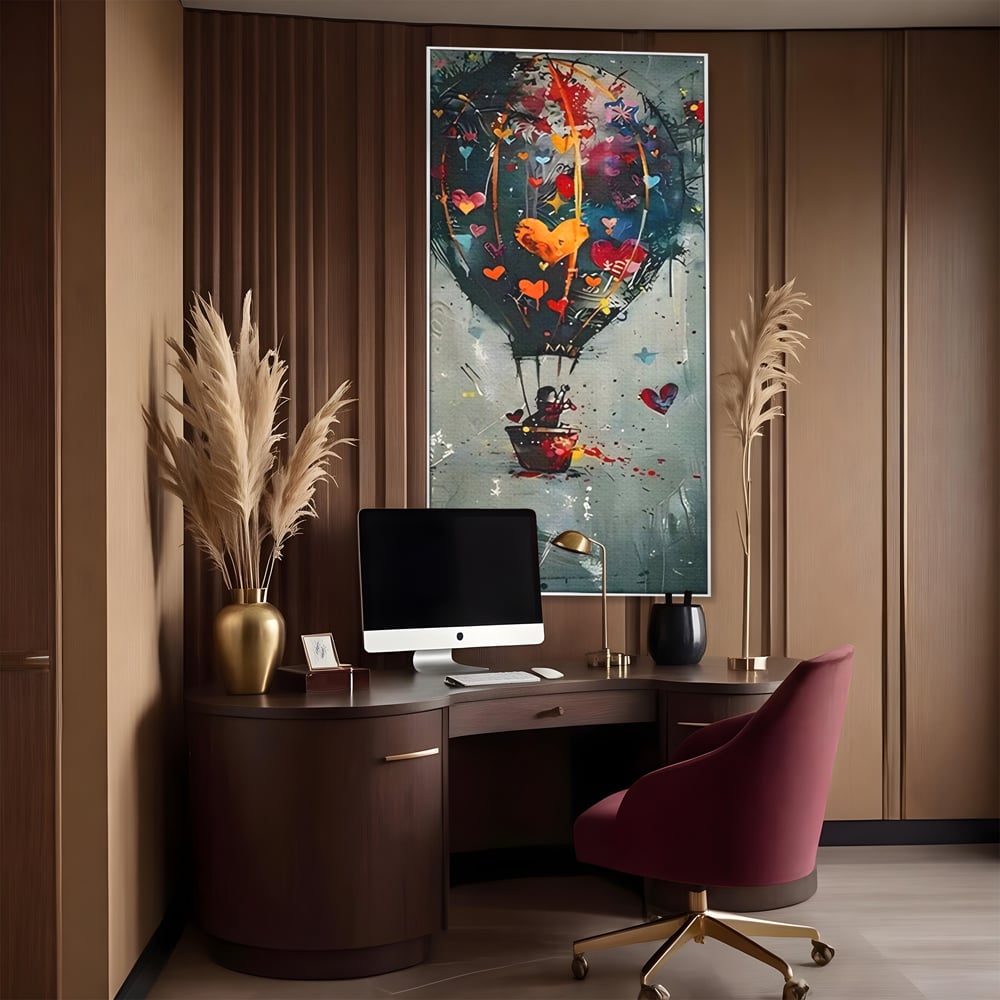 Tablou canvas cu tablou canvas cu balon cu aer cald si inimi, in rama de aluminiu argintiu, pe perete intr-un birou